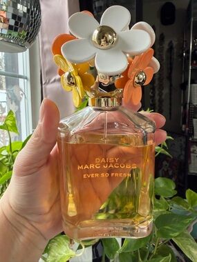 Marc Jacobs Daisy Ever So Fresh Perfume — White, Yellow, Orange Floral Cap